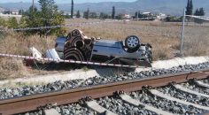 TREN İLE OTOMOBİL ÇARPIŞTI: 2 ÖLÜ, 1 YARALI