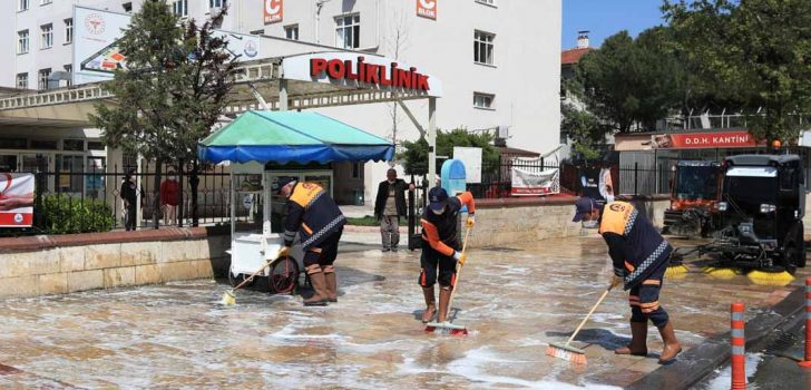 BÜYÜKŞEHİR, HASTANE ÖNLERİNİ DEZENFEKTE EDİYOR