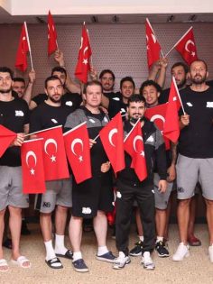 MERKEZEFENDİ BASKET’TEN ZAFER BAYRAMI KUTLAMASI